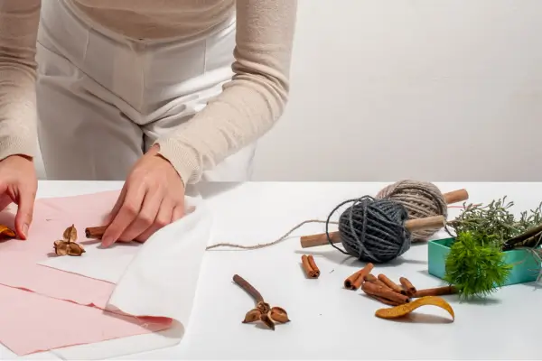 pessoa com uma mesa cheia de Materiais Recicláveis para projetos