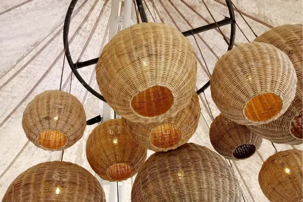 Decoração Artesanal Sustentável usada em globos de luz feito de cestos